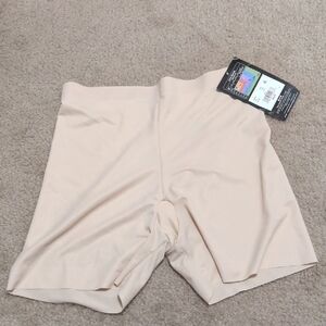 Maidenform Girl Shorts Smooths Light
